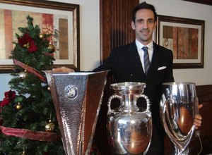 Juanfran posa con las tres copas compradas en 2012