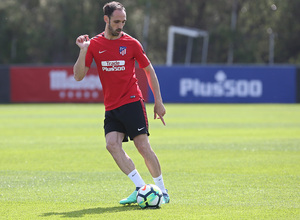temporada 17/18. Entrenamiento en la ciudad deportiva Wanda. Juanfran realizando ejercicios  durante el entrenamiento