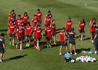 TEMPORADA 2013/14. Entrenamiento. El plantel se acerca a recibir las instrucciones de Diego Pablo Simeone