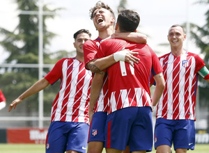 Temporada 17/18 | Copa del Rey Juvenil, semifinal | Atlético - Athletic | Celebración, piña