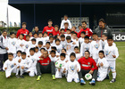 Temporada 13/14. Gira Sudamericana. Clinic con niños peruanos directv jugadores posando con niños