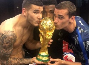 Griezmann, Lucas y Lemar con la copa del mundo en Moscú