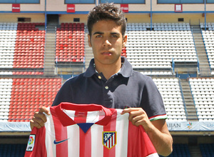 Juanfri posa con la camiseta del Atlético