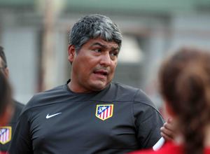 Temporada 2013-2014. Ferney dirigi&oacute; el primer entrenamiento del F&eacute;minas B