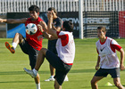 Diego Costa pelea por un balón con Cabrera