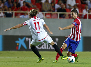 Temporada 13/14 Sevilla-Atlético de Madrid Gabi disputando el balón con Rakitic
