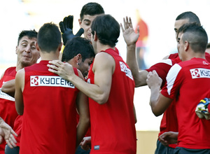Temporada 13/14. Entrenamiento. Equipo entrenando en el estadio Vicente Calderón. Pasillo a Diego Costa