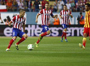 Supercopa 13/14. Mario Suárez llevando el balón ante Gabi