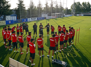 Temporada 13/14. Entrenamiento. Equipo entrenando en Majadahonda, Equipo escuchando las explicaciones del profe Ortega