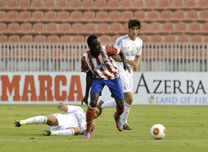 Nana, del Atlético B, se marcha con el balón controlado tras regatear a un jugador del Real Madrid C
