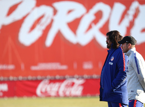 temporada 18/19. Entrenamiento en la ciudad deportiva Wanda. Simeone y Burgos durante el entrenamiento