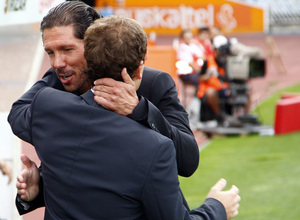 Temporada 2013/2014 Real Sociedad - Atlético de Madrid Simeone saludando a Jagoba Arrasate, entrenador de la Real