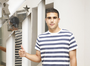 Javier Pereda posa junto al escudo del palco