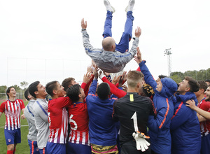 Temporada 18/19 | Celebración del Juvenil A tras ganar el Campeonato de Liga | Carlos González