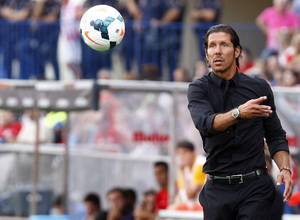 Temporada 13/14. Partido Atlético de Madrid Almería. Simeone pasando un balón con la mano