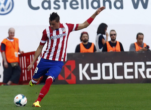 Temporada 13/14. Partido Atlético de Madrid Almería. Giménez con el balón