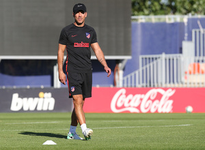 Temporada 19/20. Entrenamiento en la ciudad deportiva Wanda. Simeone realizando ejercicios durante el entrenamiento