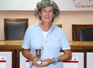 Temporada 2013-2014. María Vargas recibe el premio por el Comité de Entrenadores