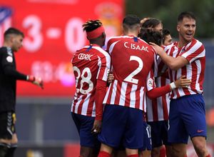 Los jugadores del Atlético B celebran el tercer gol ante Las Palmas Atlético, obra de Alberto Salido