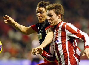 Cristian Rodríguez luchado un balón