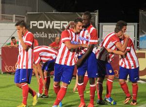 Rubén Mesa recibe la felicitación de Nana y de todos sus compañeros al marcar el gol del triunfo al Toledo