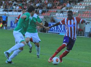 Ndoye intenta regatear a un defensa del Toledo en el partido en el que los rojiblancos vencieron por 1-0