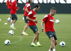 Temporada 13/14. Entrenamiento. Equipo entrenando en el estadio Vicente Calderón. Jugadores realizando ejercicios con balón
