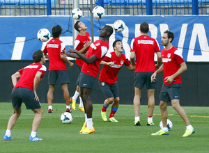 Temporada 13/14. Entrenamiento. Equipo entrenando en el estadio Vicente Calderón. Jugadores realizando ejercicios con balón de cabeza