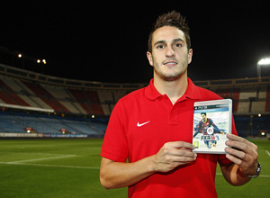 Koke posa con el FIFA 14