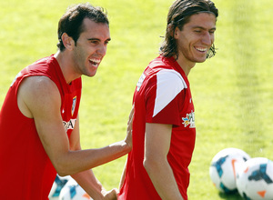 Temporada 13/14. Entrenamiento. Equipo entrenando en Majadahonda. Godín y Filipe sonriendo