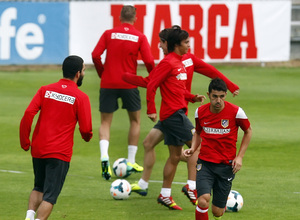 Temporada 13/14. Entrenamiento. Equipo entrenando en Majadahonda. Villa con el grupo tocando balón