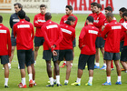 Temporada 13/14. Entrenamiento. Equipo entrenando en Majadahonda. Jugadores escuchando las órdenes del profesor Ortega