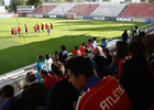 Temporada 13/14. Entrenamiento. Equipo entrenando en Majadahonda. Aficionados siguiendo el entrenamiento