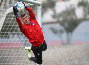 Temporada 19/20. Entrenamiento en la ciudad deportiva Wanda. Diego Conde realizando ejercicios durante el entrenamiento