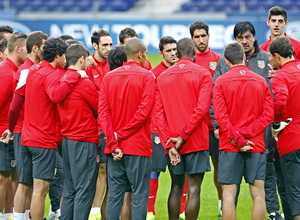 temporada 13/14.Entrenamiento Champions. Estadio Do Dragao. Simeone dando órdenes al equipo