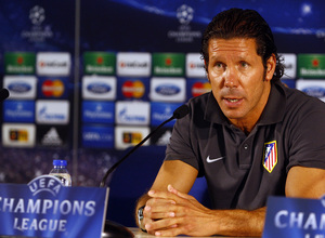 temporada 13/14.Rueda de prensa Champions. Estadio Do Dragao. Simeone atendiendo a los medios