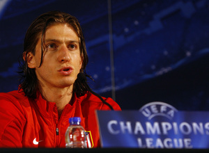 temporada 13/14.Rueda de prensa Champions. Estadio Do Dragao. Filipe Luis atendiendo a los medios