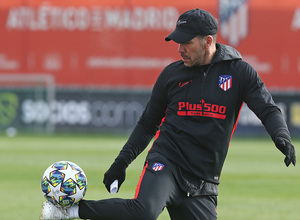 Temporada 19/20. Entrenamiento en la ciudad deportiva Wanda. Simeone realizando ejercicios durante el entrenamiento