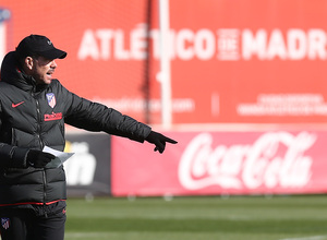 Temporada 19/20. Entrenamiento en la ciudad deportiva Wanda. Simeone realizando ejercicios durante el entrenamiento