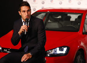 temporada 13/14. presentación Volksewagen. Koke hablando en zona mixta de Volkswagen en el estadio