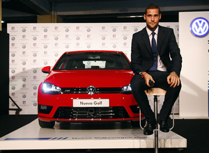 temporada 13/14. presentación Volksewagen. Oliver hablando en zona mixta de Volkswagen en el estadio