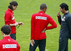 temporada 13/14. Entrenamiento en la Ciudad deportiva de Majadahonda. Simeone hablando con Miranda y Filipe