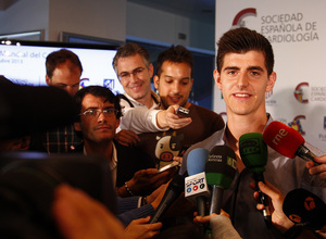 temporada 13/14. Acto día del corazón. Courtois atendiendo a los medios tras el acto