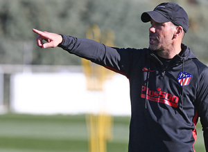 Temporada 19/20. Entrenamiento en la ciudad deportiva Wanda. Simeone realizando ejercicios durante el entrenamiento