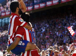 Temporada 13/14. Partido Atlético de Madrid-Celta. Vicente Calderón. Arda celebrando un gol con Costa