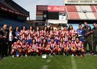 Temporada 2013-2014. Las jugadoras del Féminas con los envases de Coca-Cola en el Calderón