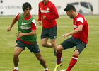 Temporada 13/14. Entrenamiento. Equipo entrenando en Majadahonda. Villa controlando un balón ante Óliver y Gabi