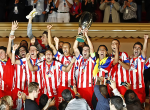 Temporada 12/13. Final Supercopa de Mónaco, Gabi levantando la copa en el palco junto al resto del equipo
