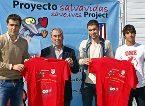Temporada 13/14. Proyecto Salvavidas.Adelardo Gabi Aranzubía y Óliver posando con la camiseta. 