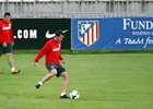 Temporada 13/14. Entrenamiento. Equipo entrenando en Majadahonda. Godín golpeando un balón